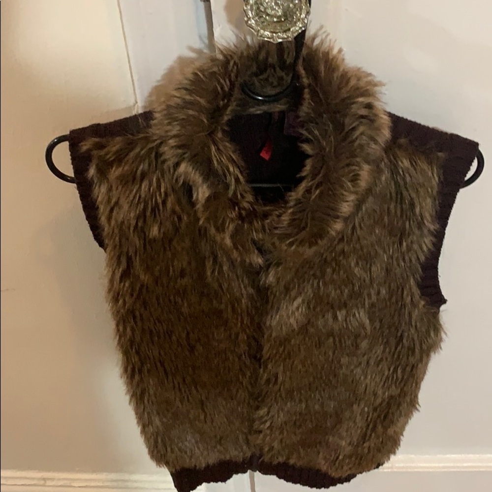 Women’s medium faux fur vest